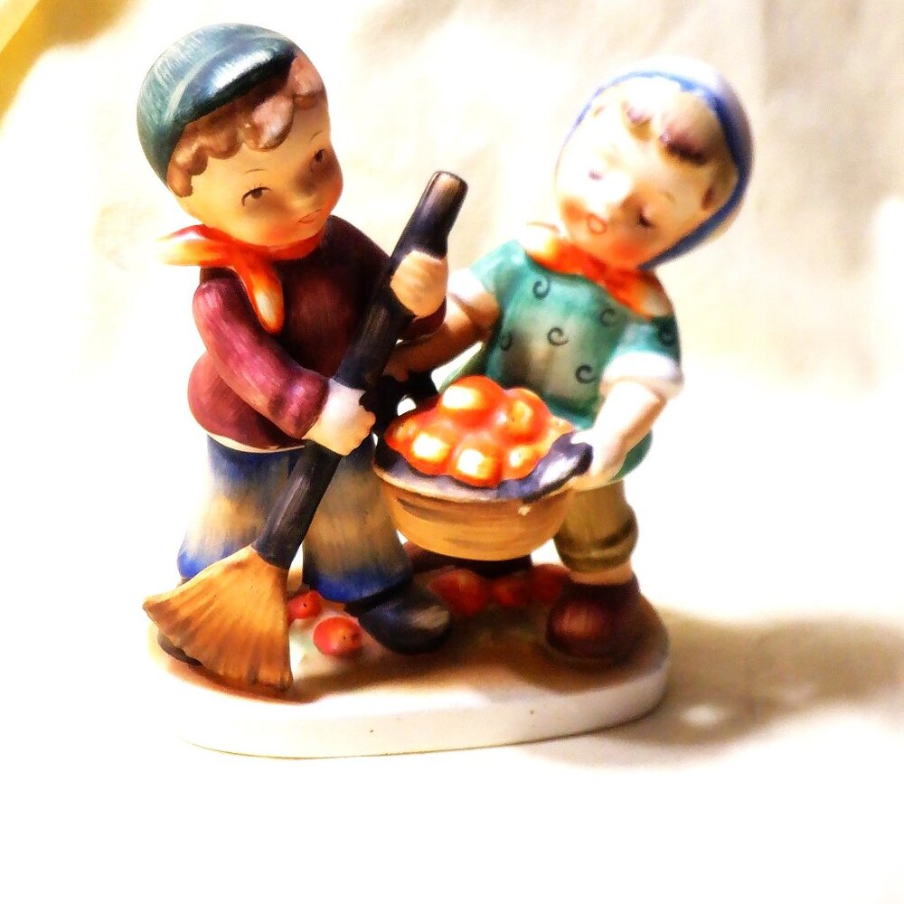 ~~~ HUMMEL ~~~ Boy and Girl Sweeping Fruit Debris ~~~